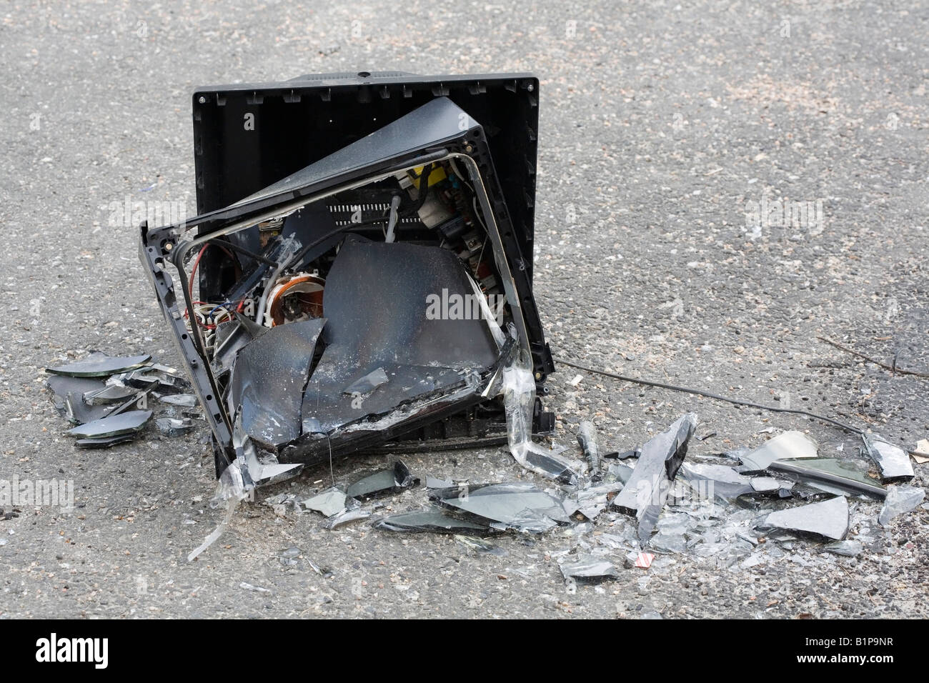 Téléviseur cassé sur le sol Banque D'Images