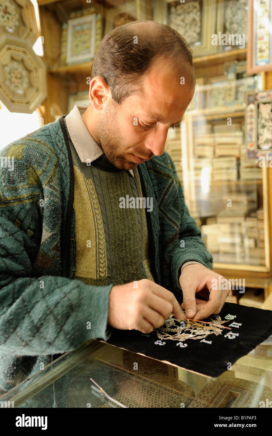2006 Iran : traditionnel horloger et les réparations à l'intérieur d'une boutique Esfahan Iran Banque D'Images