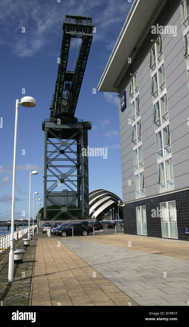 Ville de Glasgow, en Écosse. Le City Inn Hotel à Finnieston près de la rivière Clyde avec le (grue Finnieston. Banque D'Images