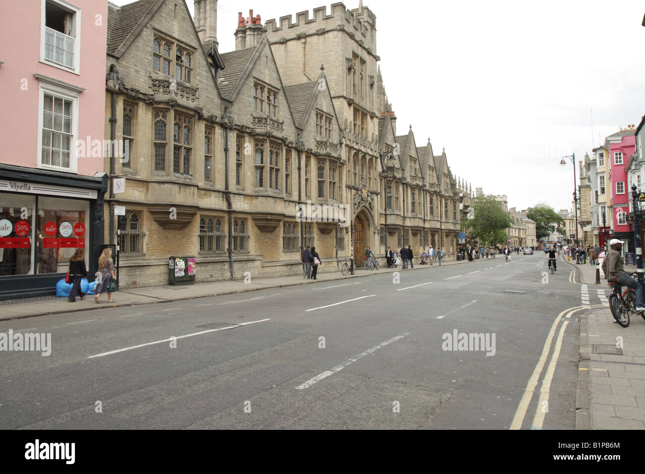 High street, dans une ancienne ville universitaire Banque D'Images