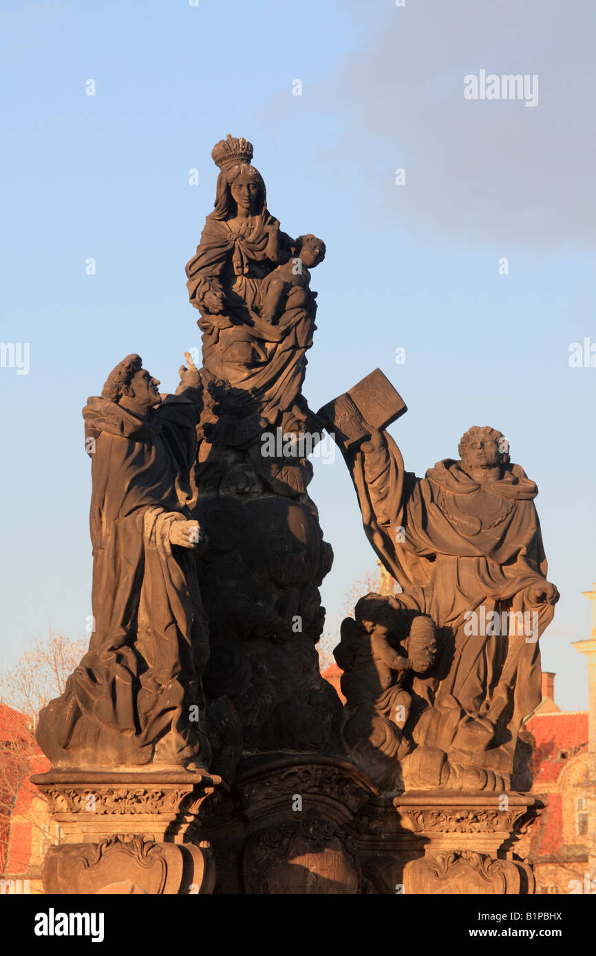 Saint Dominique et Saint Thomas d'Aquin à la Vierge Marie par Jackel sur le pont Charles à Prague République Tchèque Banque D'Images