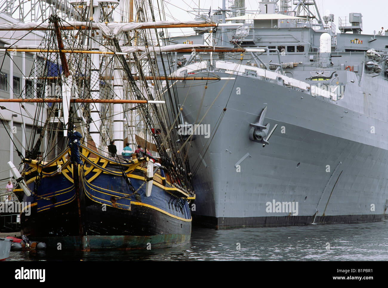 Une réplique de la Bounty est amarré avec un navire de la Marine américaine moderne, Boston Banque D'Images