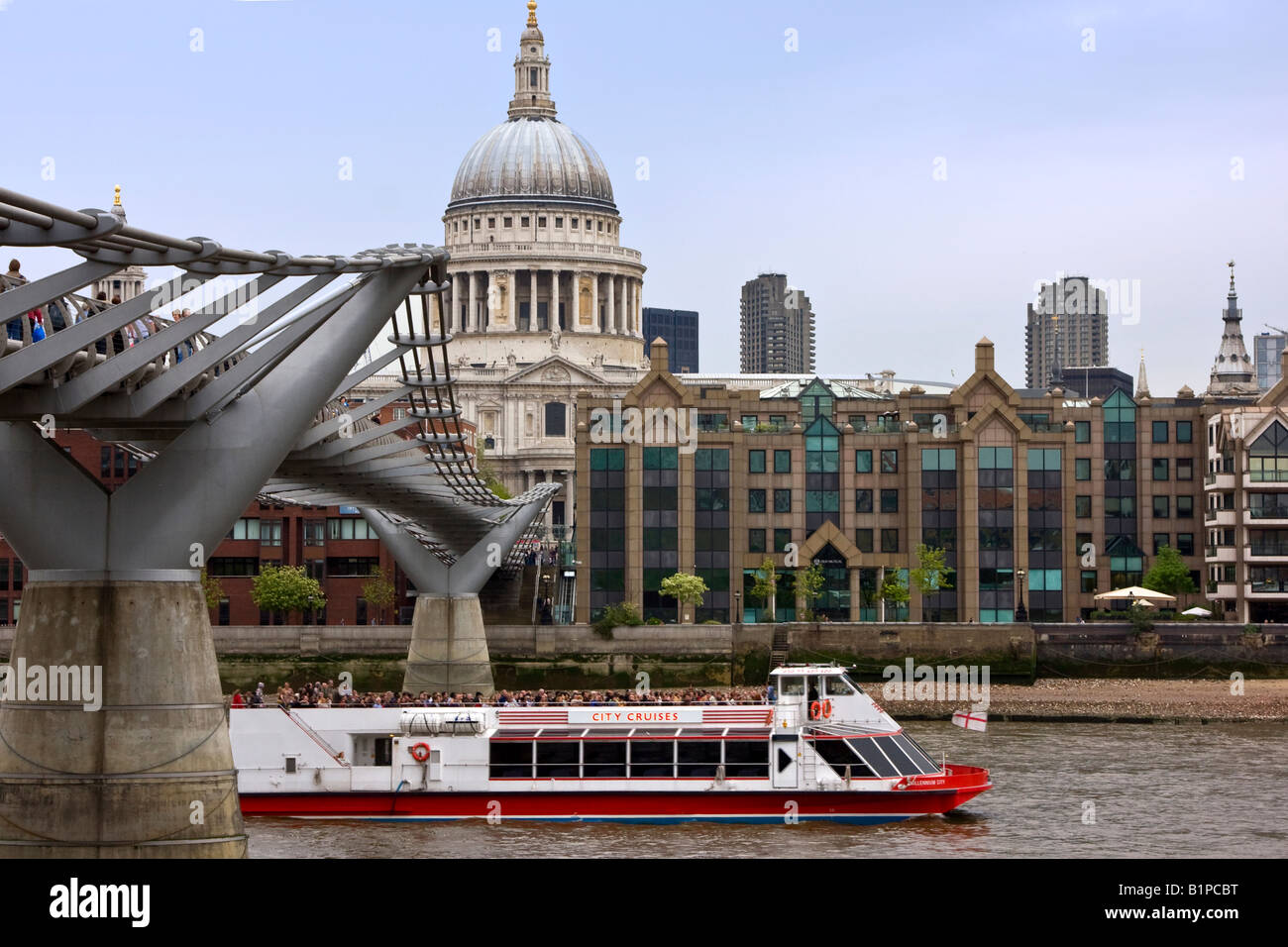 La Cathédrale St Paul et le Millennium Bridge, London England Banque D'Images La Cathédrale St Paul et le Millennium Bridge, London England Banque D'Images