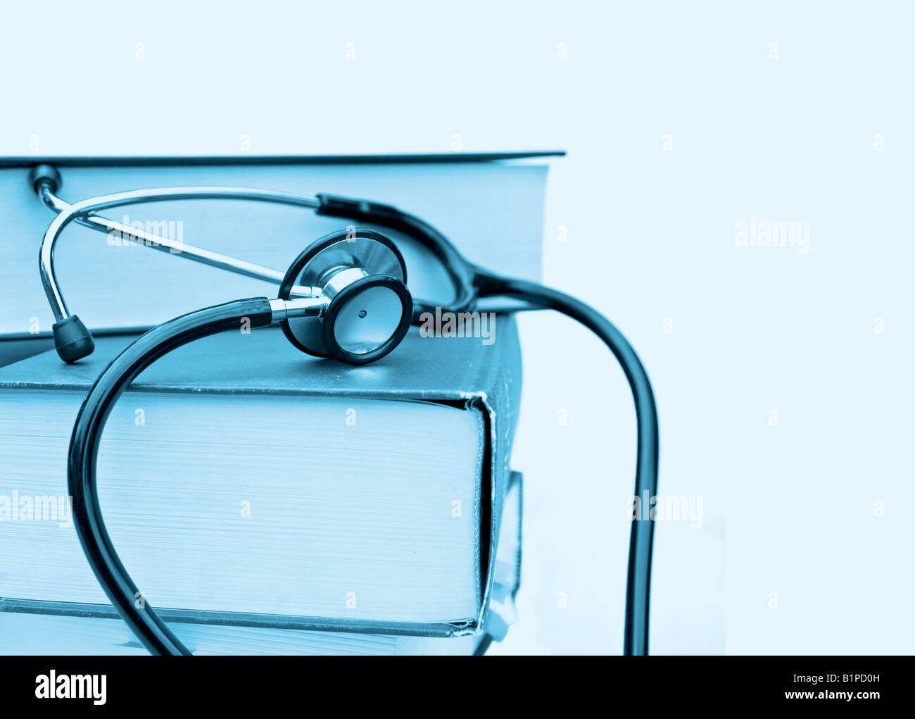 Des études de médecine ou de recherche d'adresses avec stéthoscope dans bleu clinique Banque D'Images
