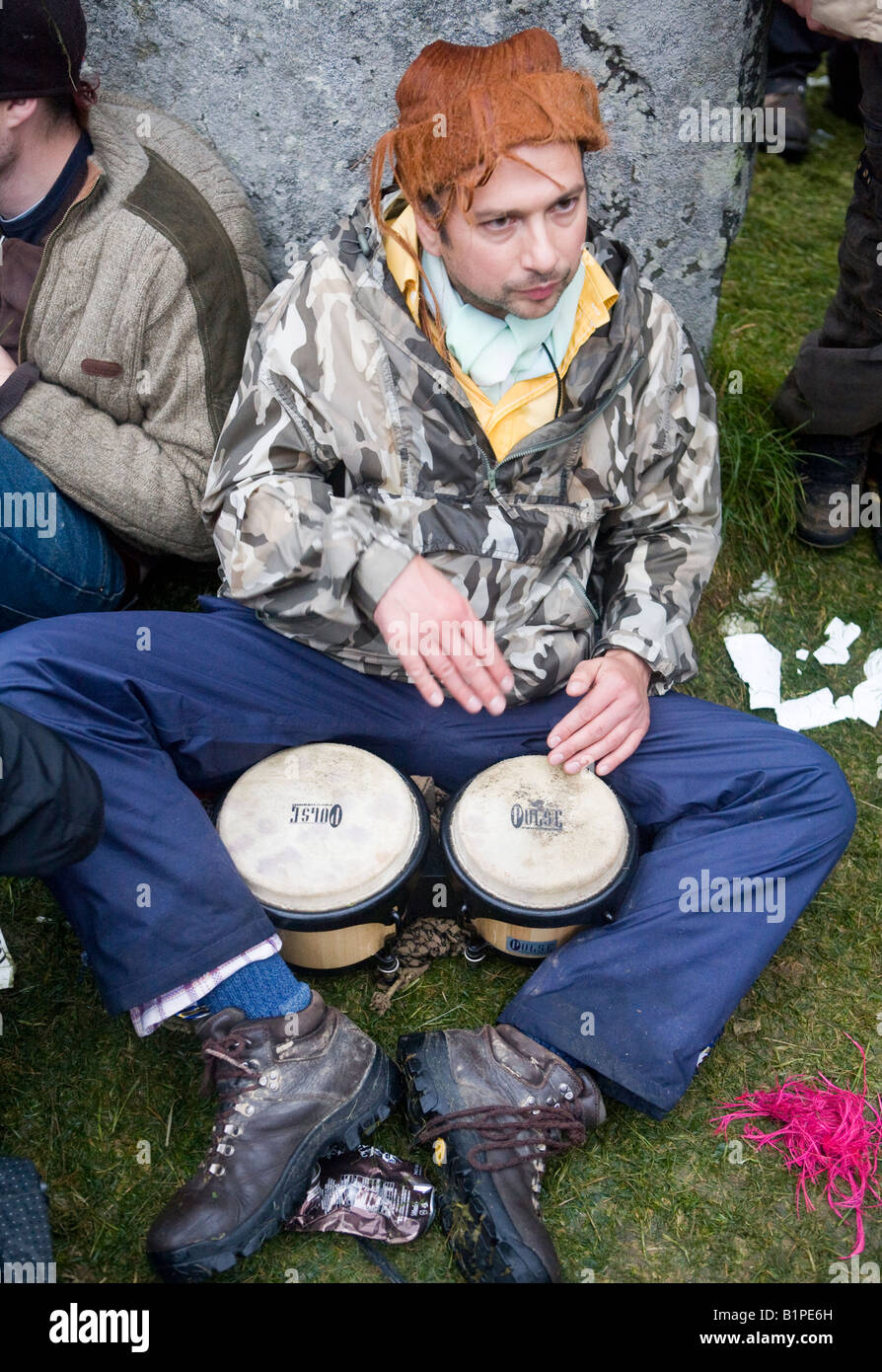 Tambours Hippie lapidé au solstice d'Stonehenge Wiltshire U.K. Europe Banque D'Images