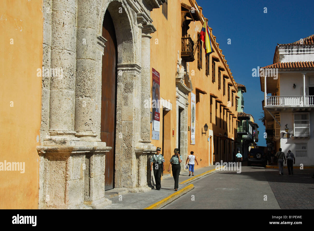 Femmes officiers de police en face de l'église de Santo Domingo à Plaza Santo Domingo à Cartagena de Indias, Colombie Banque D'Images