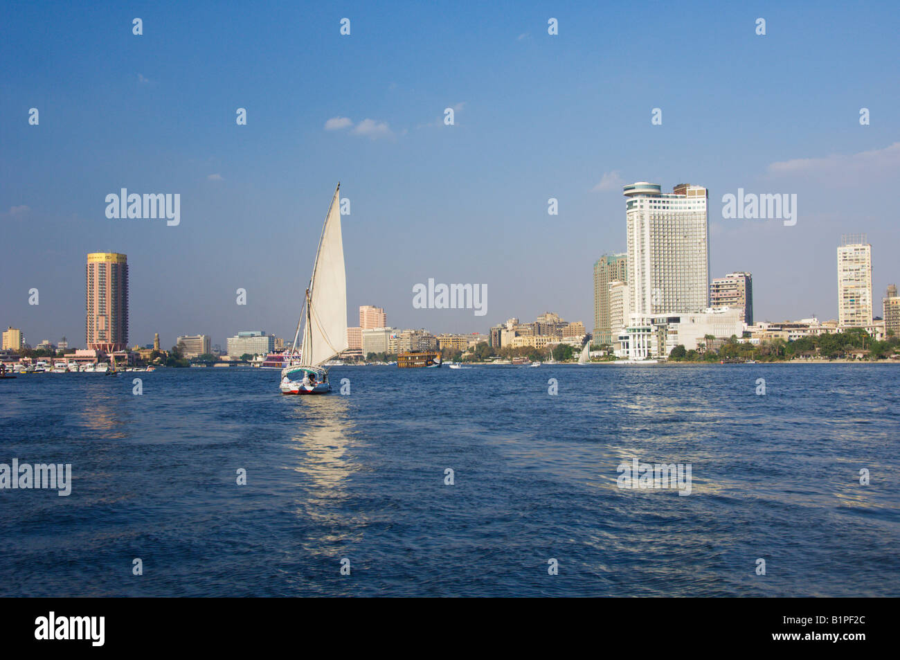 Le Sofitel et le Grand Hyatt hôtels et les toits du Caire avec une felouque voilier provenant du Nil Egypte Banque D'Images