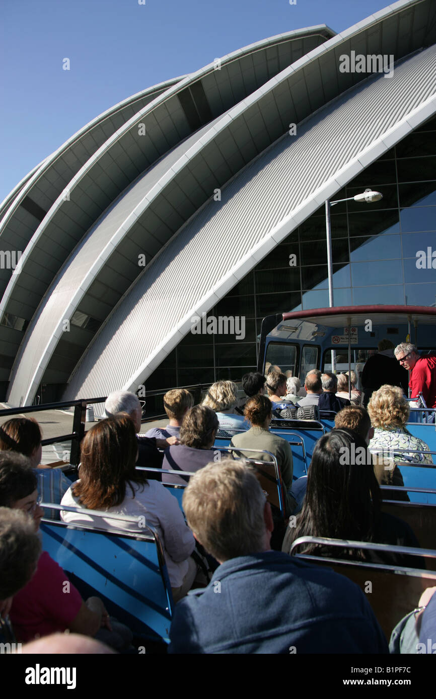 Ville de Glasgow, en Écosse. Les touristes et les visiteurs au sommet d'une tour bus au Scottish Exhibition and Conference Centre. Banque D'Images