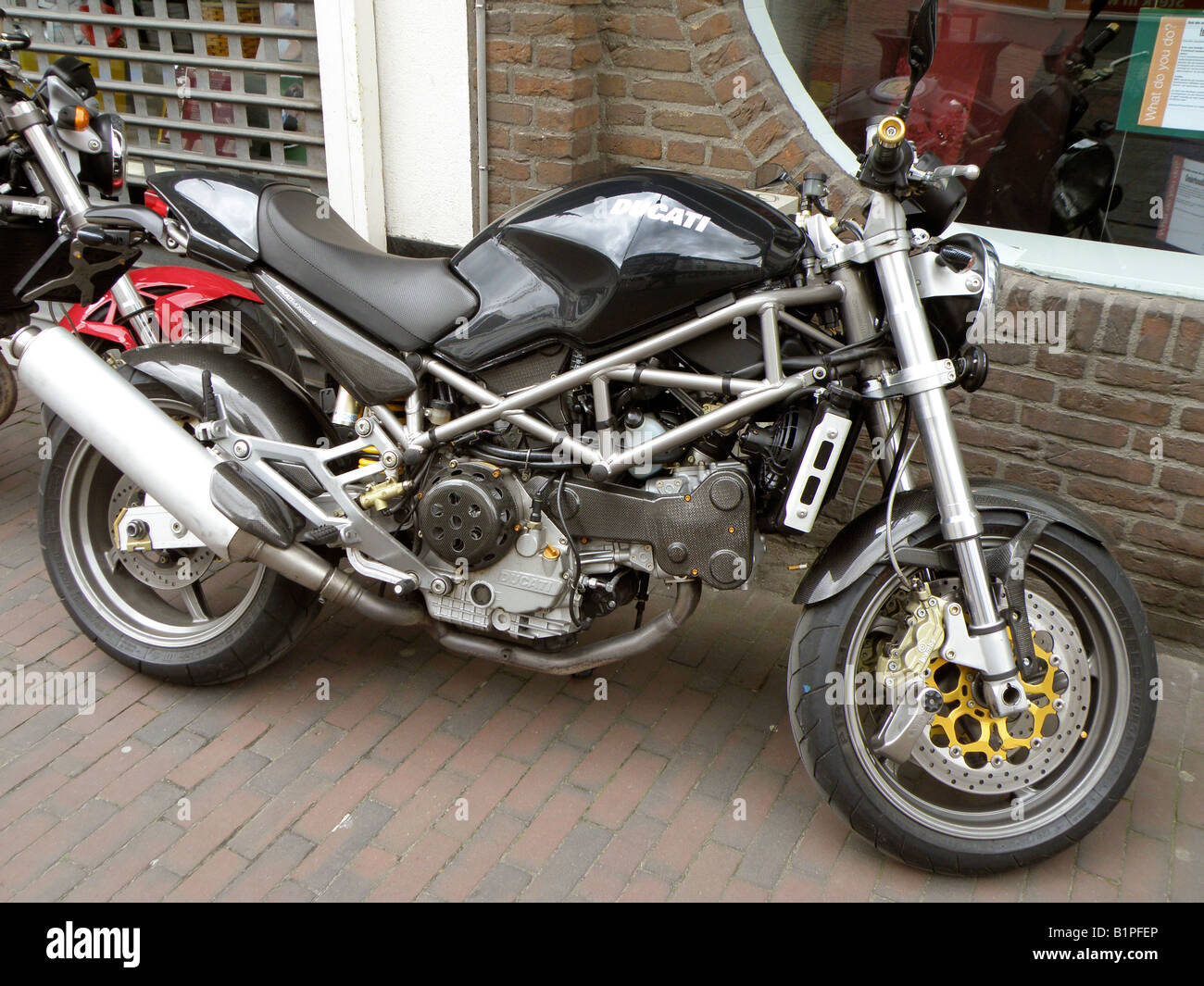 Ducati moto garée sur le bord de la route Banque D'Images