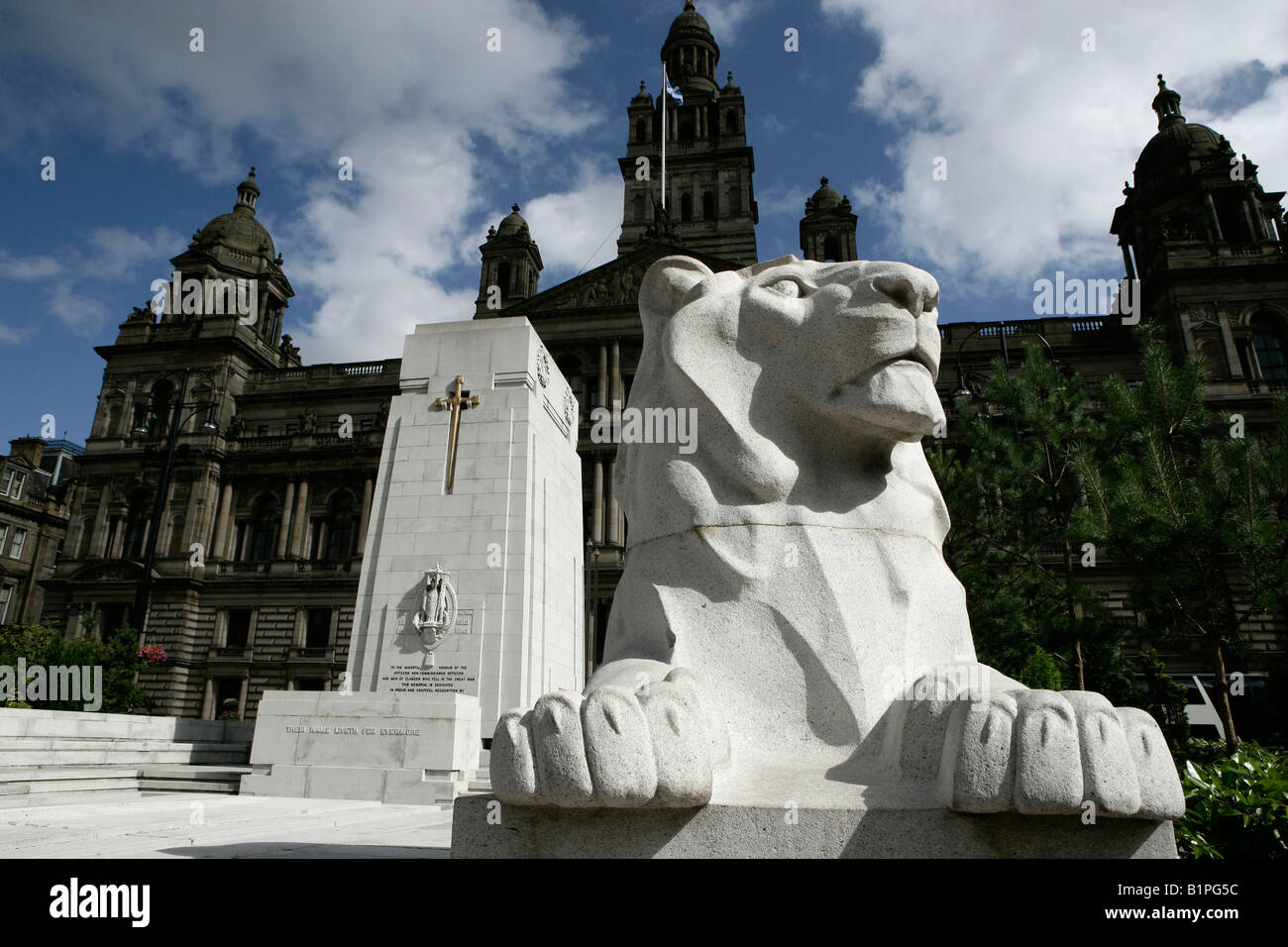 Ville de Glasgow, en Écosse. Le monument du lion au cénotaphe de George Square avec la Ville des chambres dans l'arrière-plan. Banque D'Images