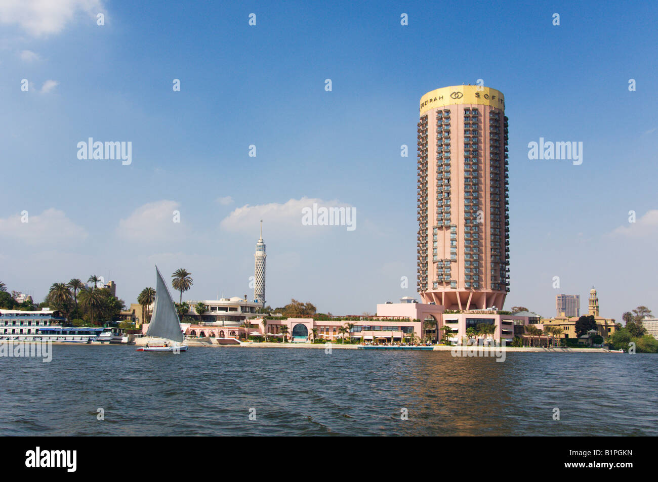 L'hôtel Sofitel et la Tour du Caire avec un voilier felouque sur le Nil au Caire, Egypte Banque D'Images