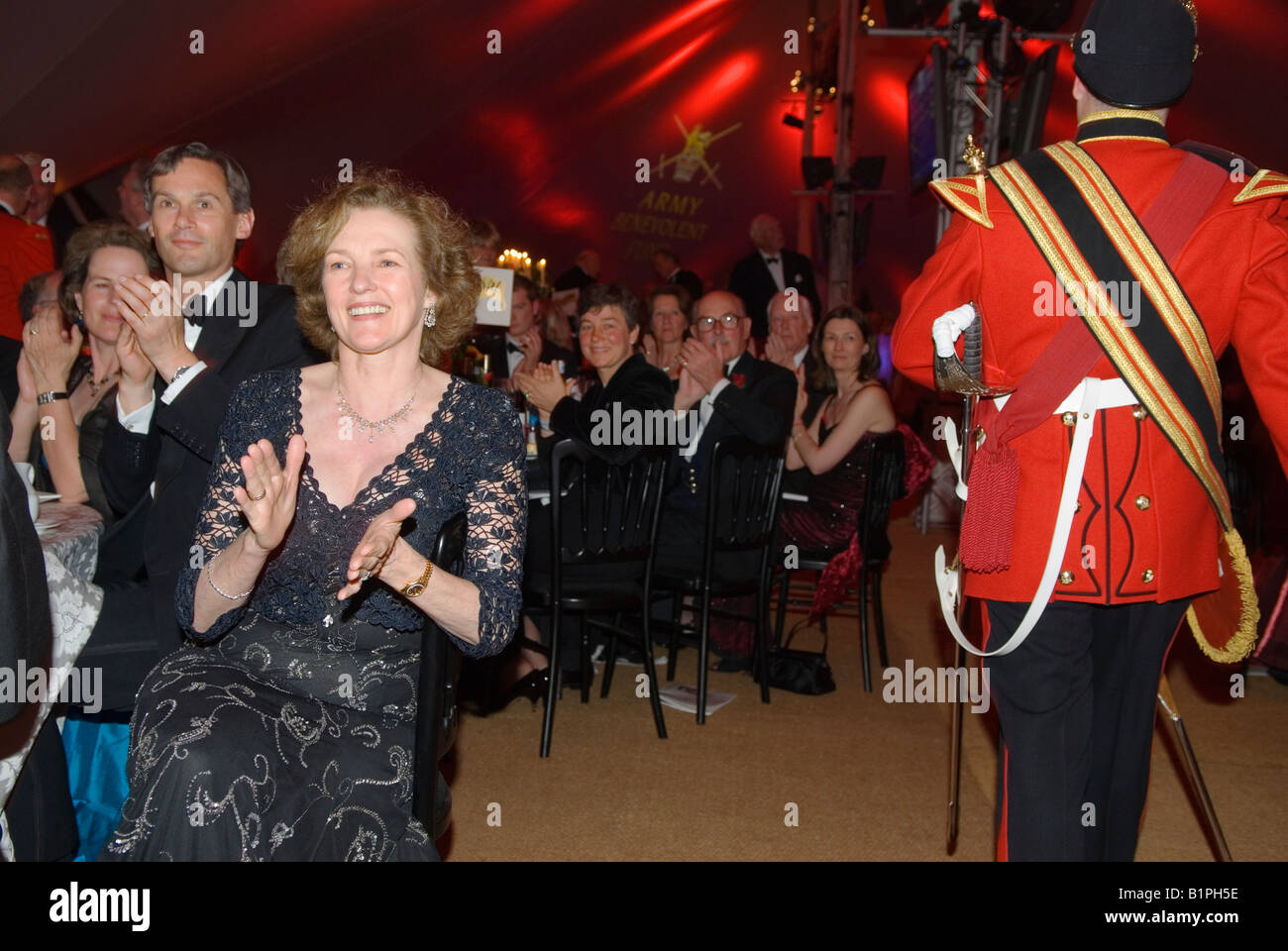 La comtesse de Portsmouth Annabel Fergusson au Cannon ball Hampshire UK 2008 2000s HOMER SYKES Banque D'Images