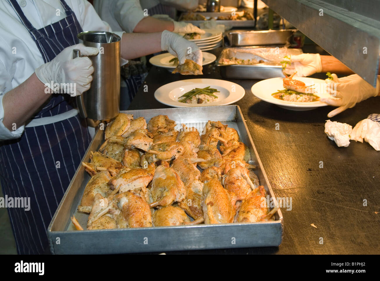 Les chefs cuisiniers et le personnel de la cuisine travaillent dans la marquise pour Grande fonction privée Hampshire UK 2008 2000s HOMER SYKES Banque D'Images