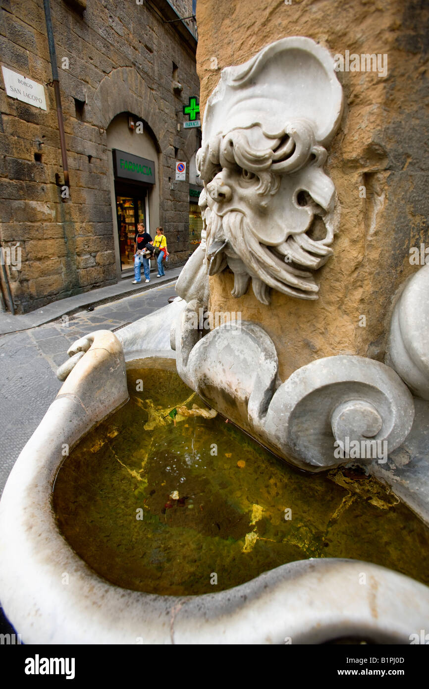 Fontaine dans une rue de Florence Toscane Banque D'Images