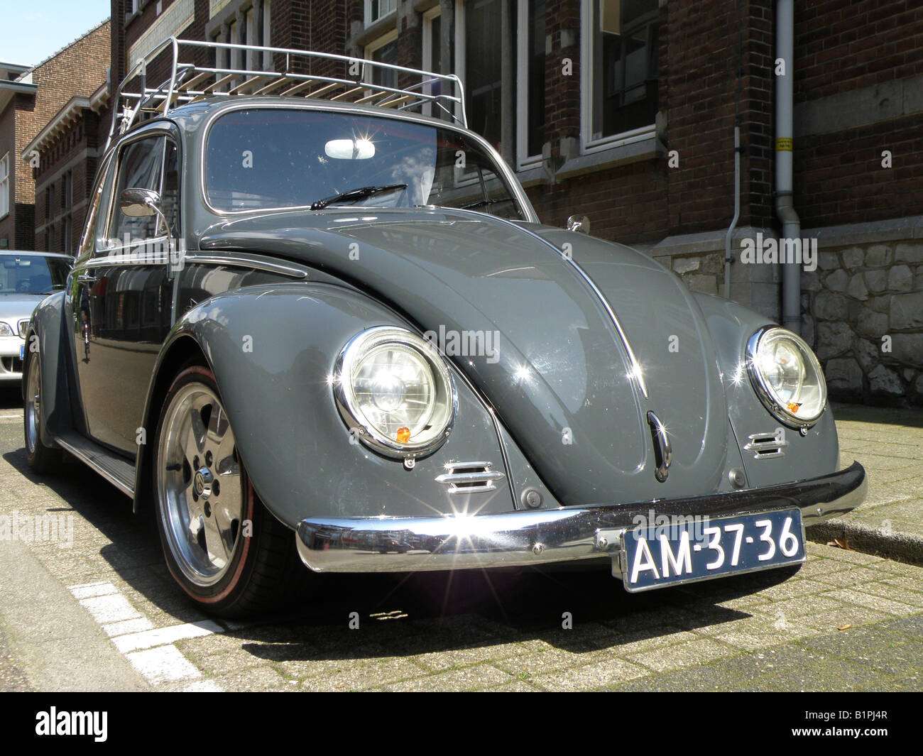 L'arrêt de la cinquantaine VW Coccinelle en centre ville Banque D'Images