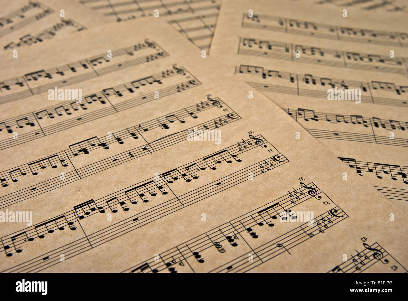 Grande image de notes de musique sur papier parchemin brun Banque D'Images