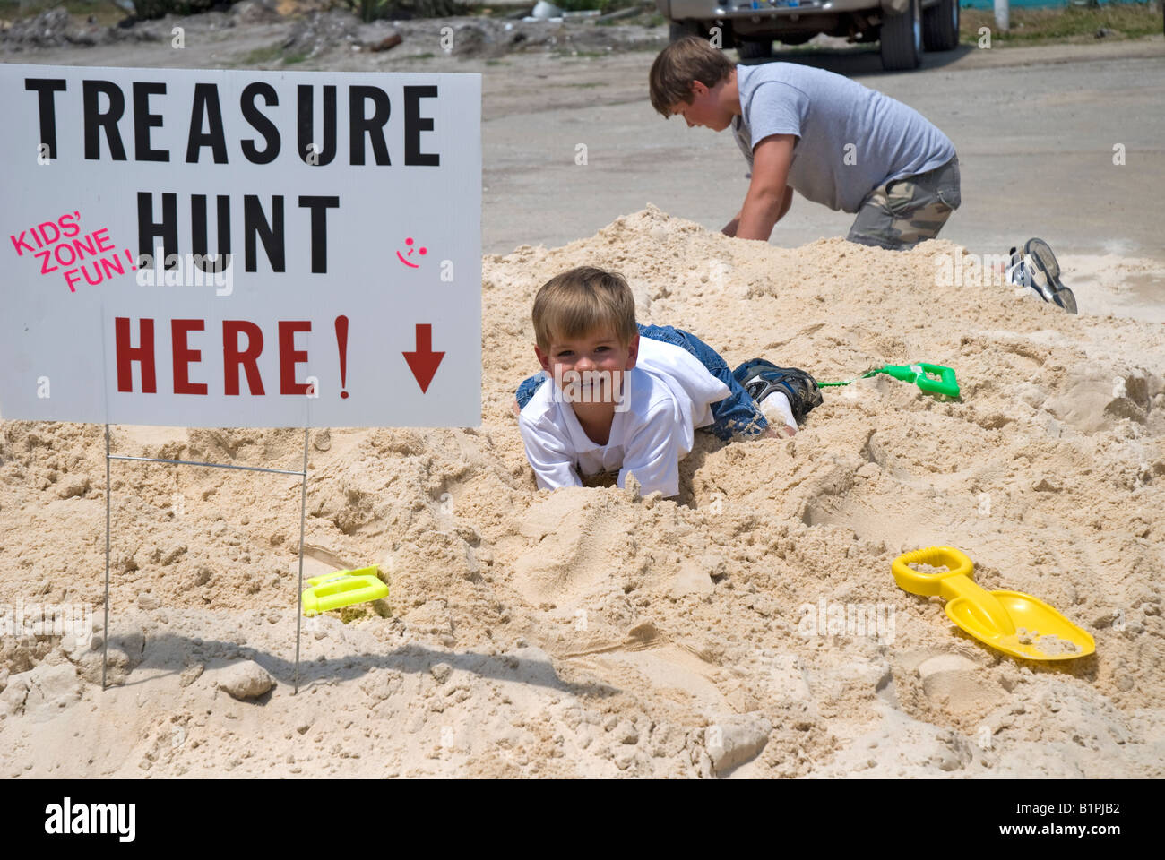 Festival annuel de Carrabelle Riverfront Carrabelle Florida Kids jeu de piste dans la zone de sable Banque D'Images
