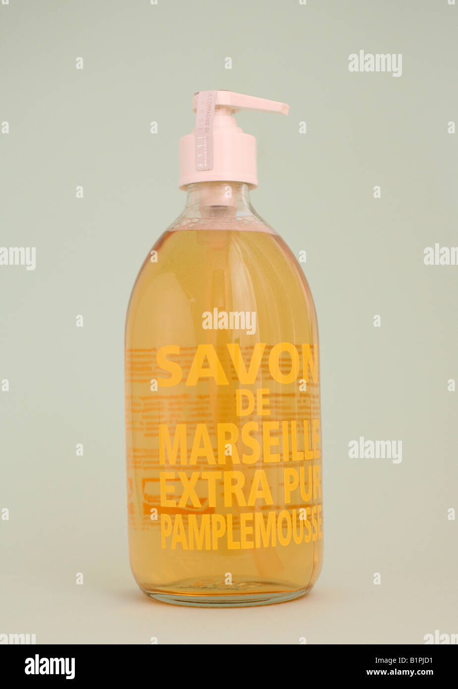 Bouteille de marque française de savon de Marseille savon liquide Photo  Stock - Alamy