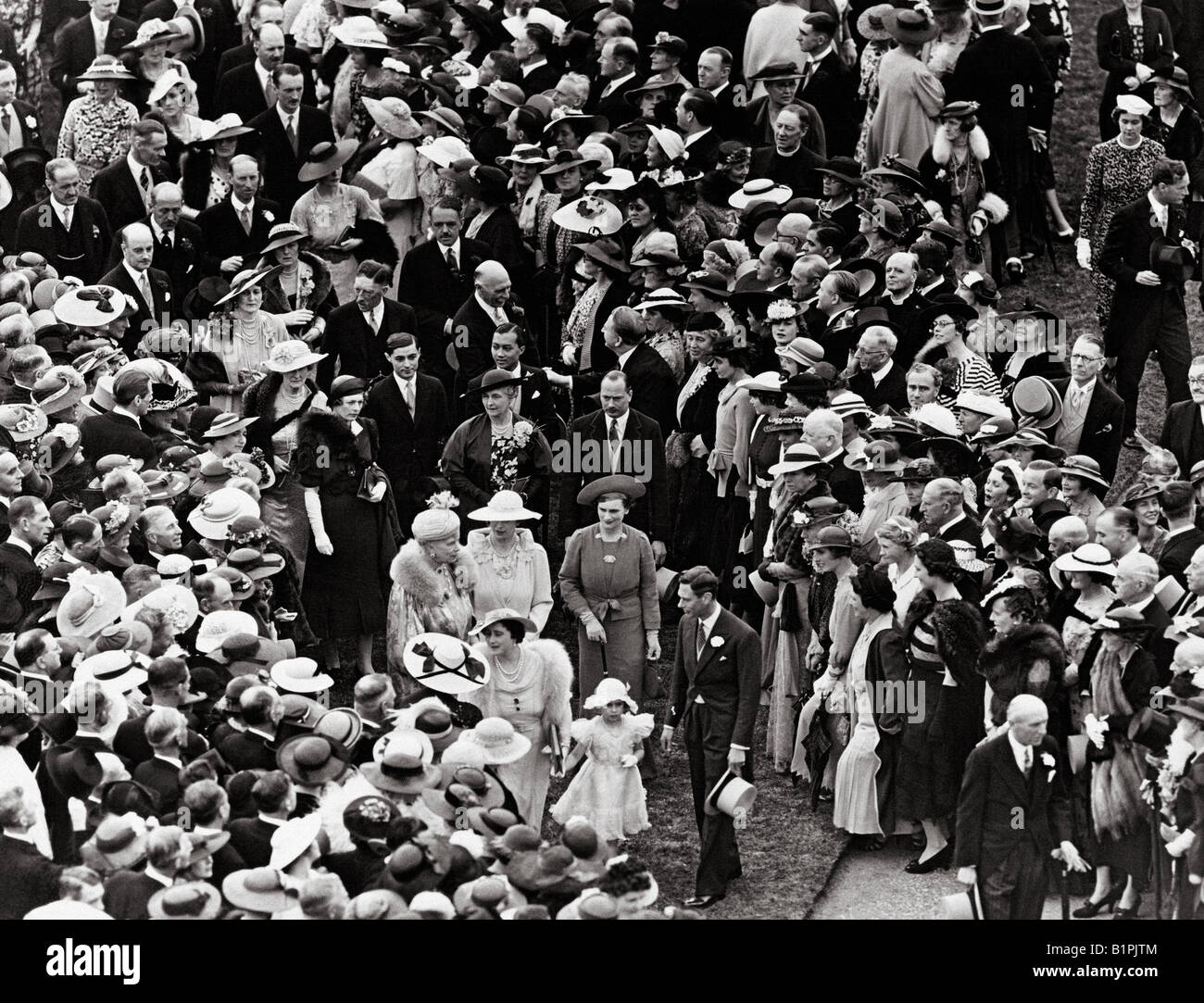 Famille royale britannique garden party en raison de Buckingham Palace en 1937 - voir description ci-dessous pour plus de détails Banque D'Images