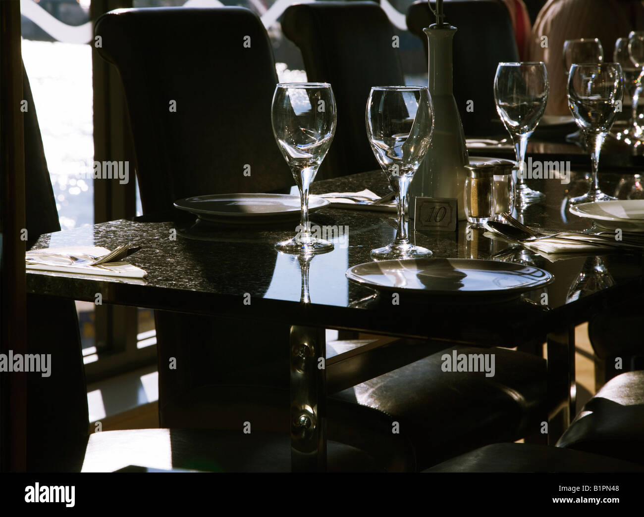 Un set de table pour le dîner. Intérieur d'un restaurant italien chic par la mer. Le Dorset. UK. Banque D'Images