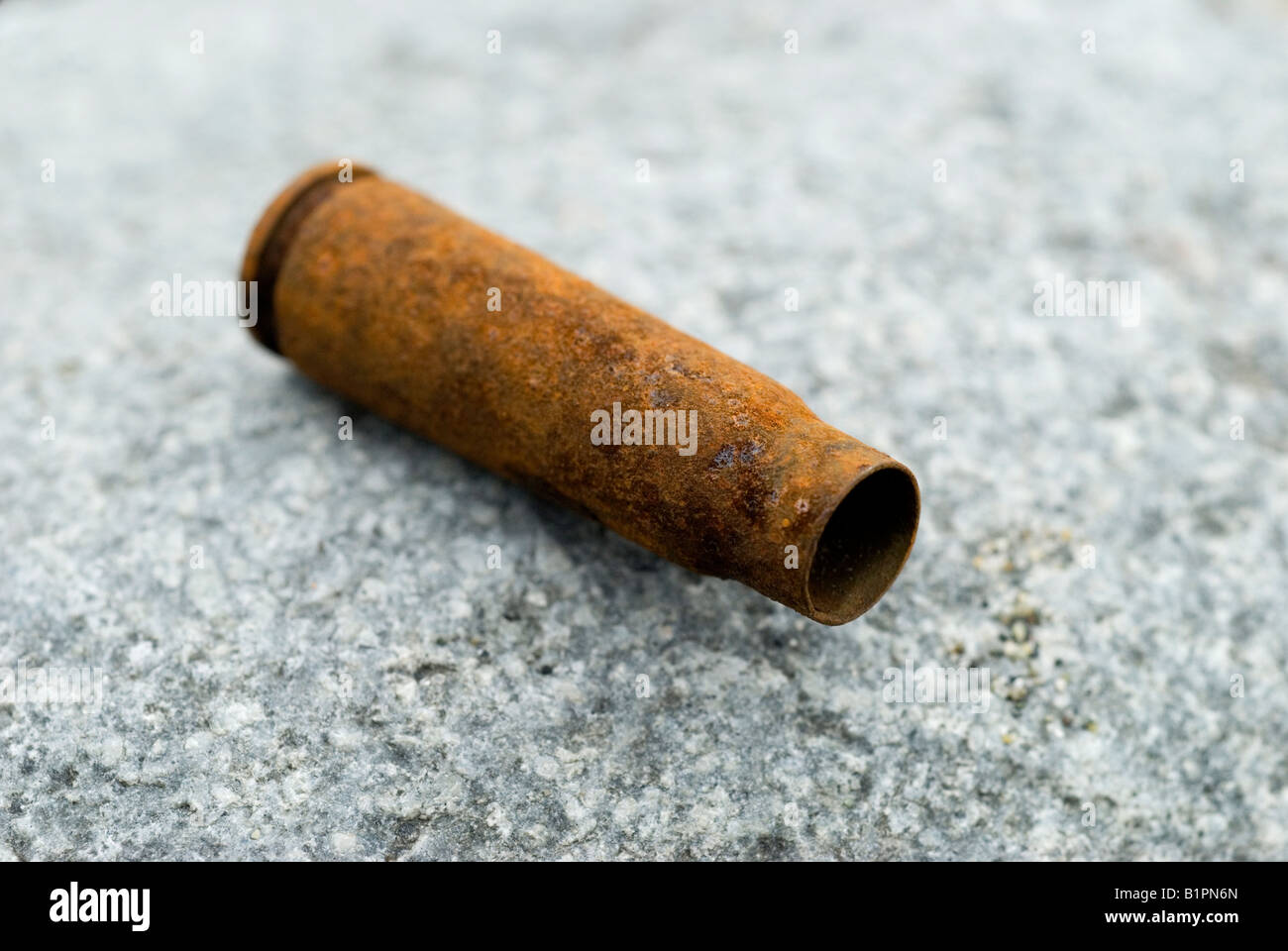 Rusty bullet shell. Seule balle. Banque D'Images