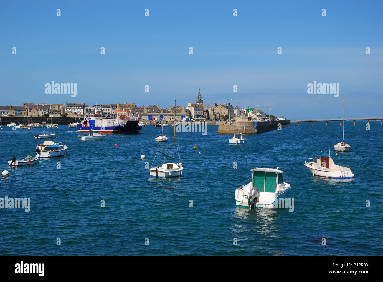 Le port de Roscoff avec vue mer et bateaux background Banque D'Images