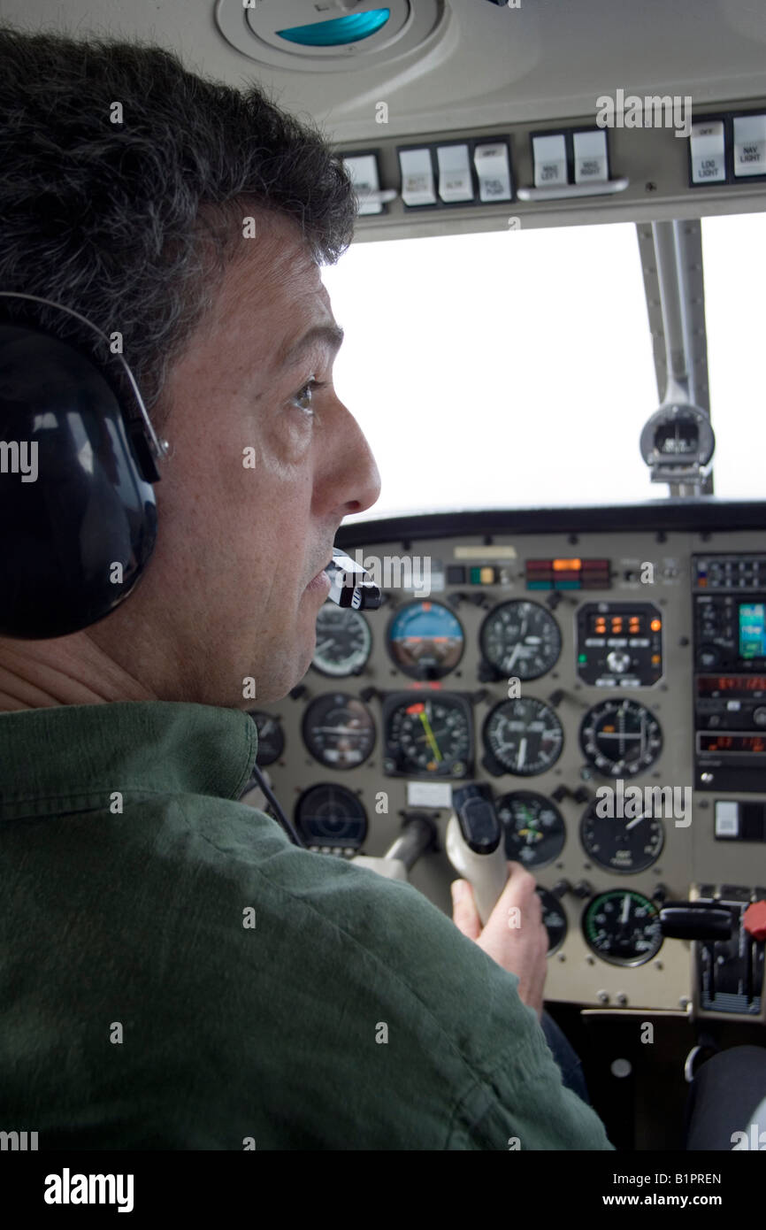 Un homme reçoit une leçon de vol dans un petit avion. Banque D'Images