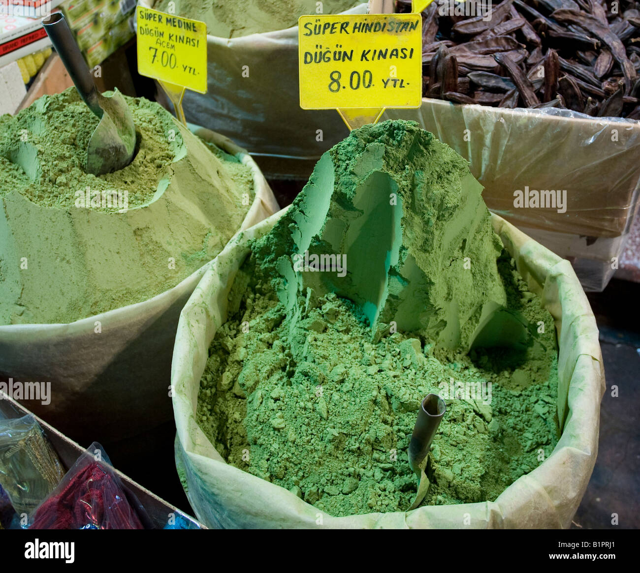Thé vert riche : thé vert en poudre haute en coussin comme dans le Grand  Bazar Kapalicarsi Istanbul Turquie Photo Stock - Alamy