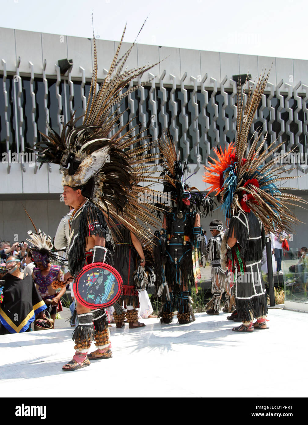 Mexicains habillés en costume traditionnel à Aztec Aztec Festival au Musée National d'anthropologie de Mexico Banque D'Images