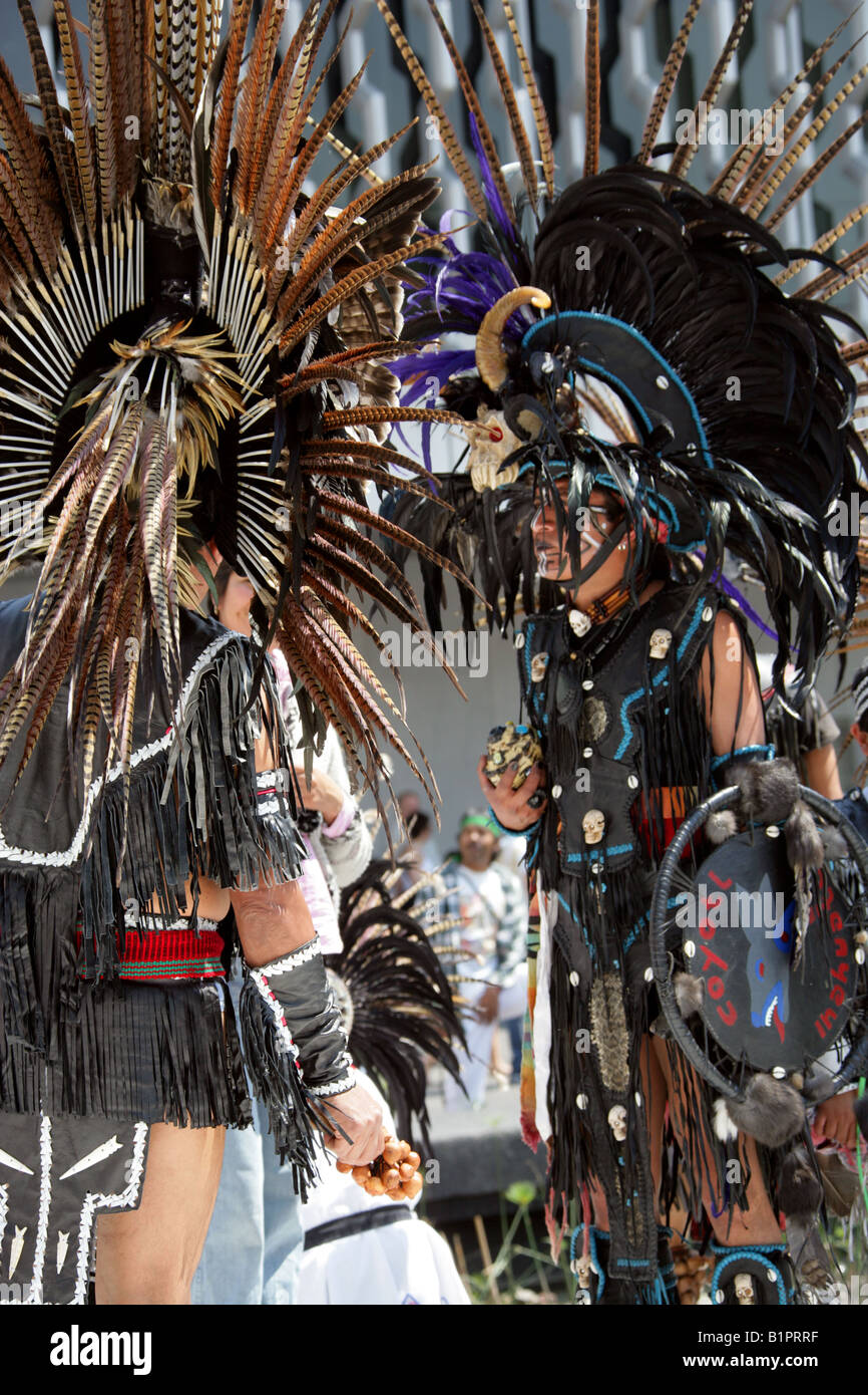 Mexicains habillés en costume traditionnel à Aztec Aztec Festival au Musée National d'anthropologie de Mexico Banque D'Images