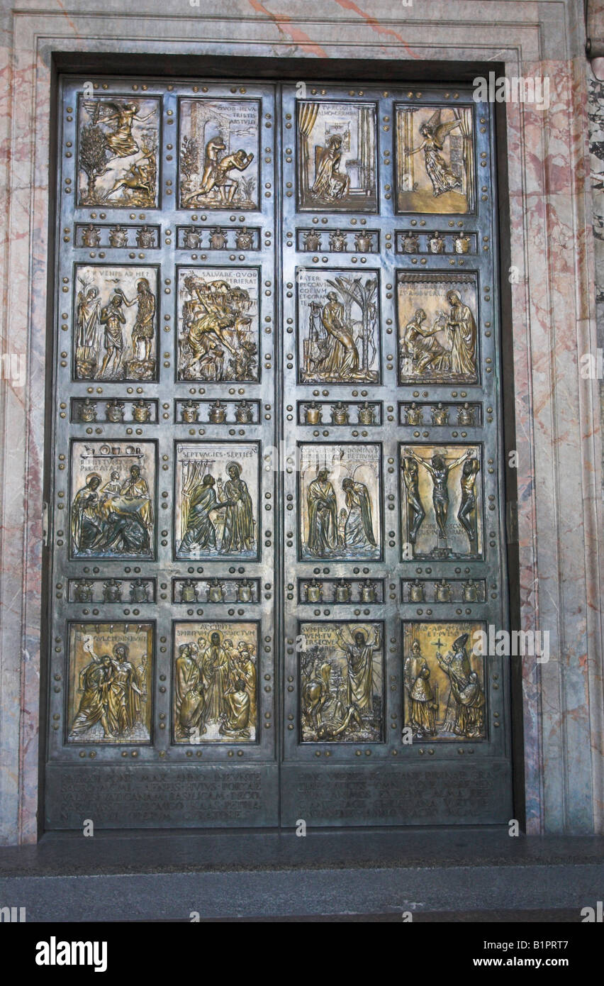 La Porte Sainte : une grande porte en laiton sculpté par Vico Consorti 1950 c'est l'entrée la plus septentrionale à la basilique St Pierre Banque D'Images