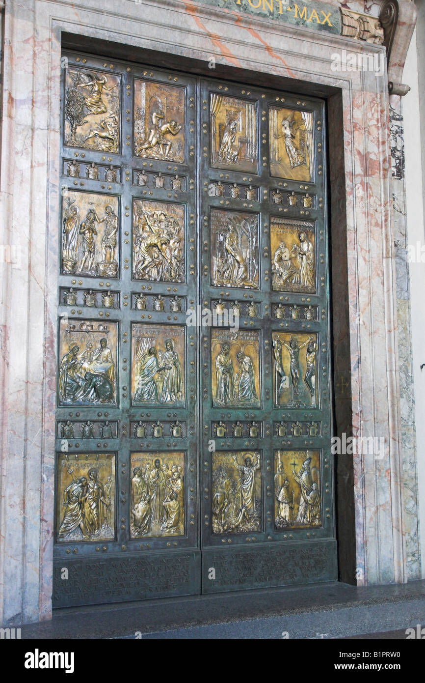 La Porte Sainte : un grand oblique de porte en laiton sculpté par Vico Consorti 1950 c'est l'entrée la plus septentrionale à la basilique St Pierre Banque D'Images