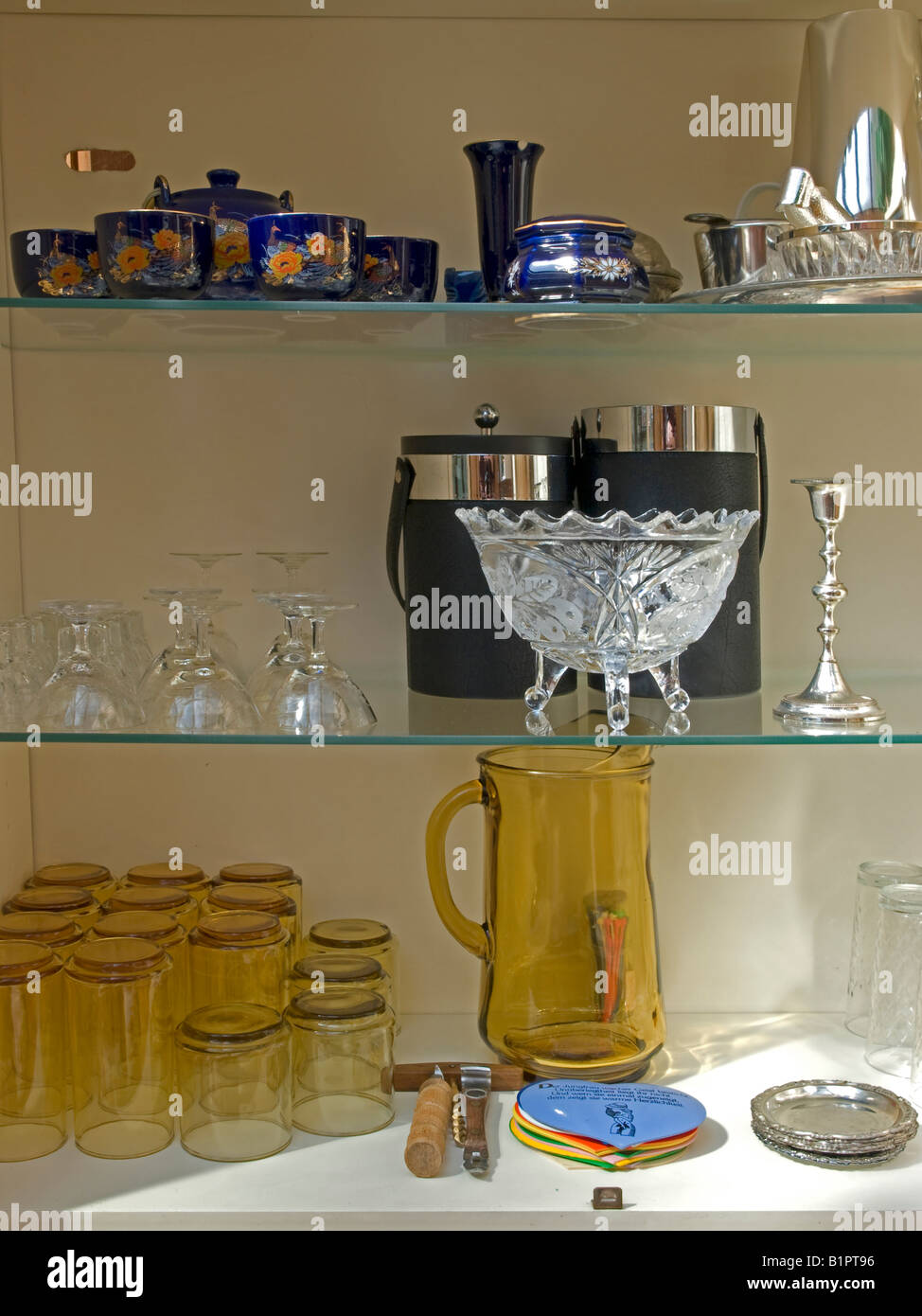 Service à thé bleu chrystal et verres de cristal dans un placard kitsch Banque D'Images