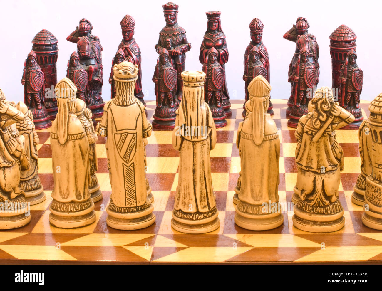 Pièces des échecs en photo sur un fond blanc. Banque D'Images