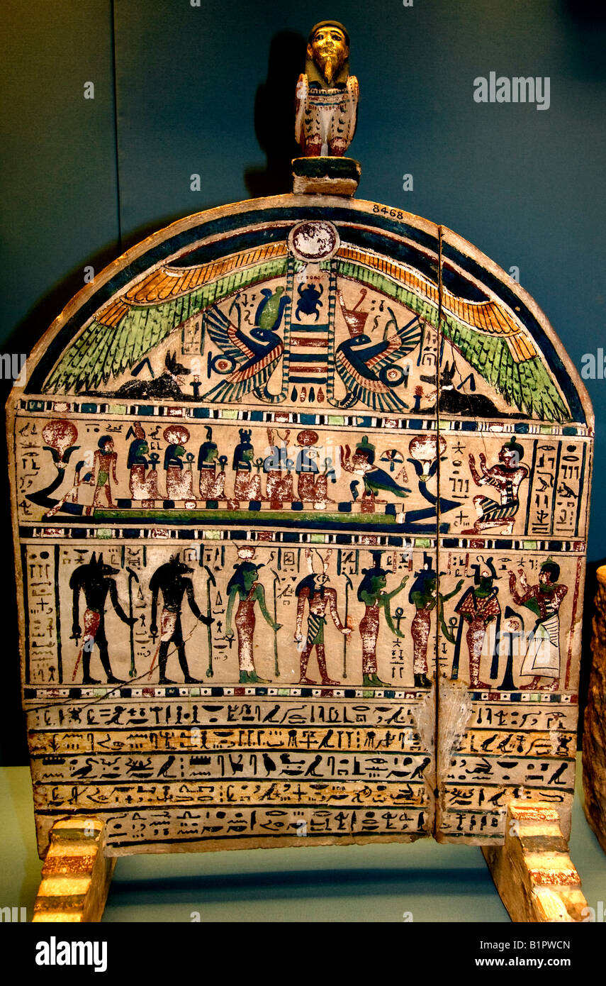 Stèle de newsy période ptolémaïque iiie siècle av Thebe Nephthys Isis Osiris Horus Hathor Anubis Wepwawet Egypte Musée Égyptien Banque D'Images