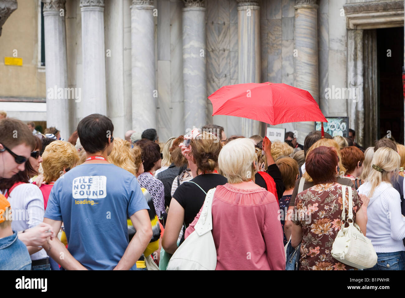 Les touristes et guide la queue pour obtenir dans la Basilique Saint Marc Venise Banque D'Images