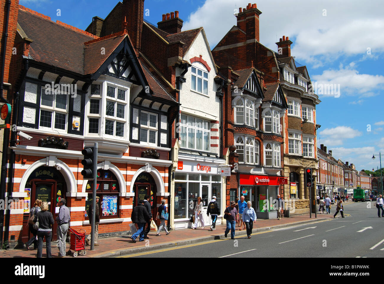 Scène de rue, High Street, Epsom, Surrey, Angleterre, Royaume-Uni Banque D'Images