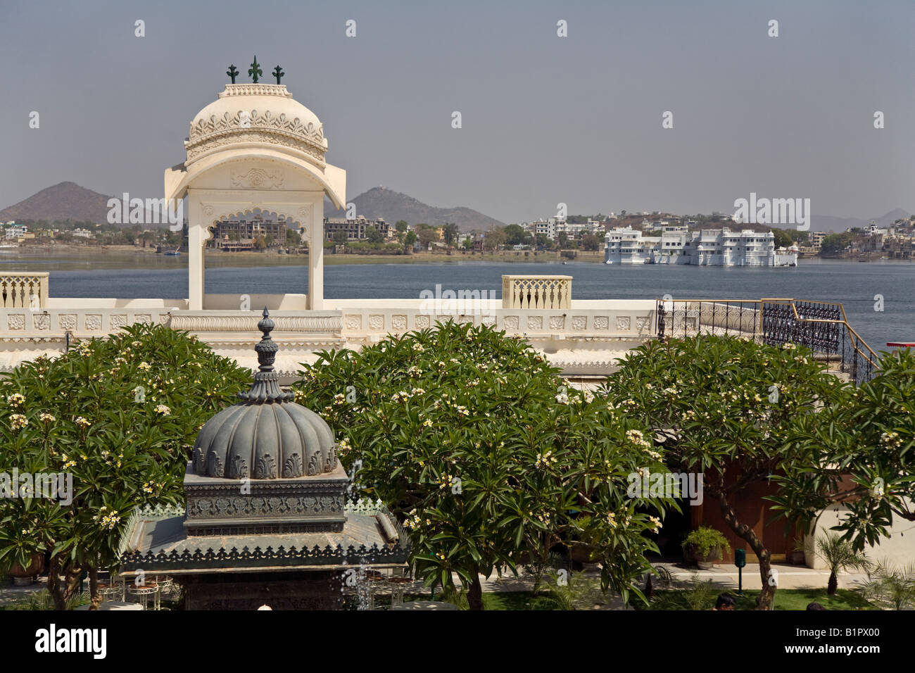 Le PALAIS DE JAGMANDIR ISLAND sur le lac Pichola qui a été construit en 1620 AD par Maharaja Karan Singh UDAIPUR RAJASTHAN INDE Banque D'Images