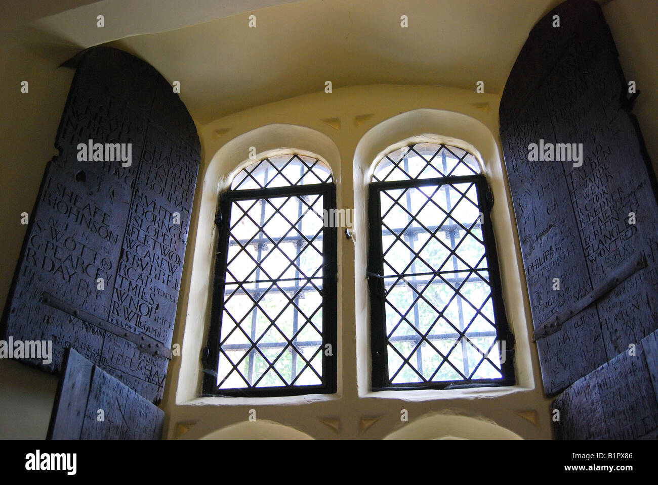 Volets en bois gravés, Lower School Ancient Classroom, Eton College, Eton, Berkshire, Angleterre, Royaume-Uni Banque D'Images