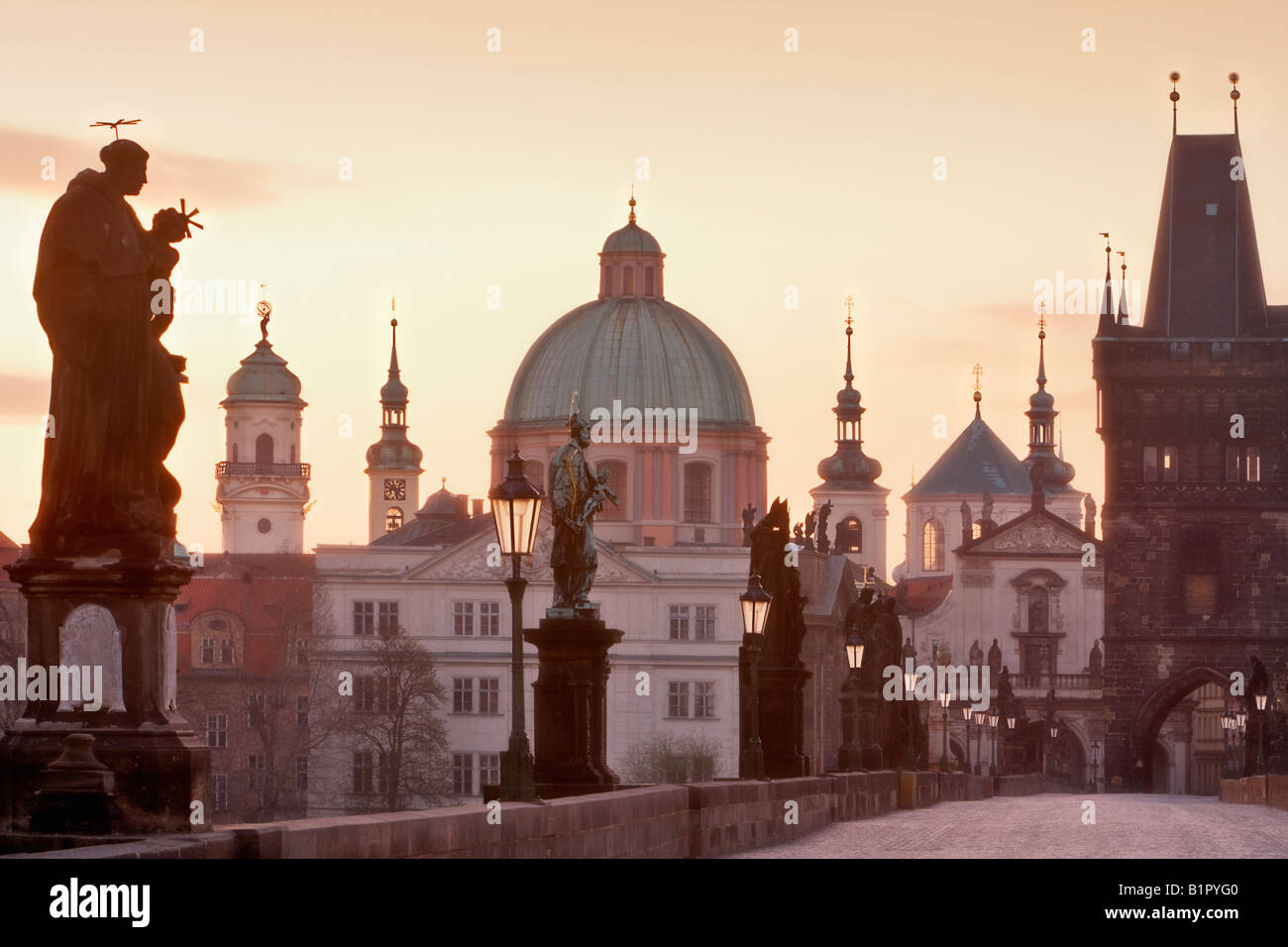 République Tchèque Prague PONT CHARLES À l'aube les clochers DE LA VIEILLE VILLE Banque D'Images