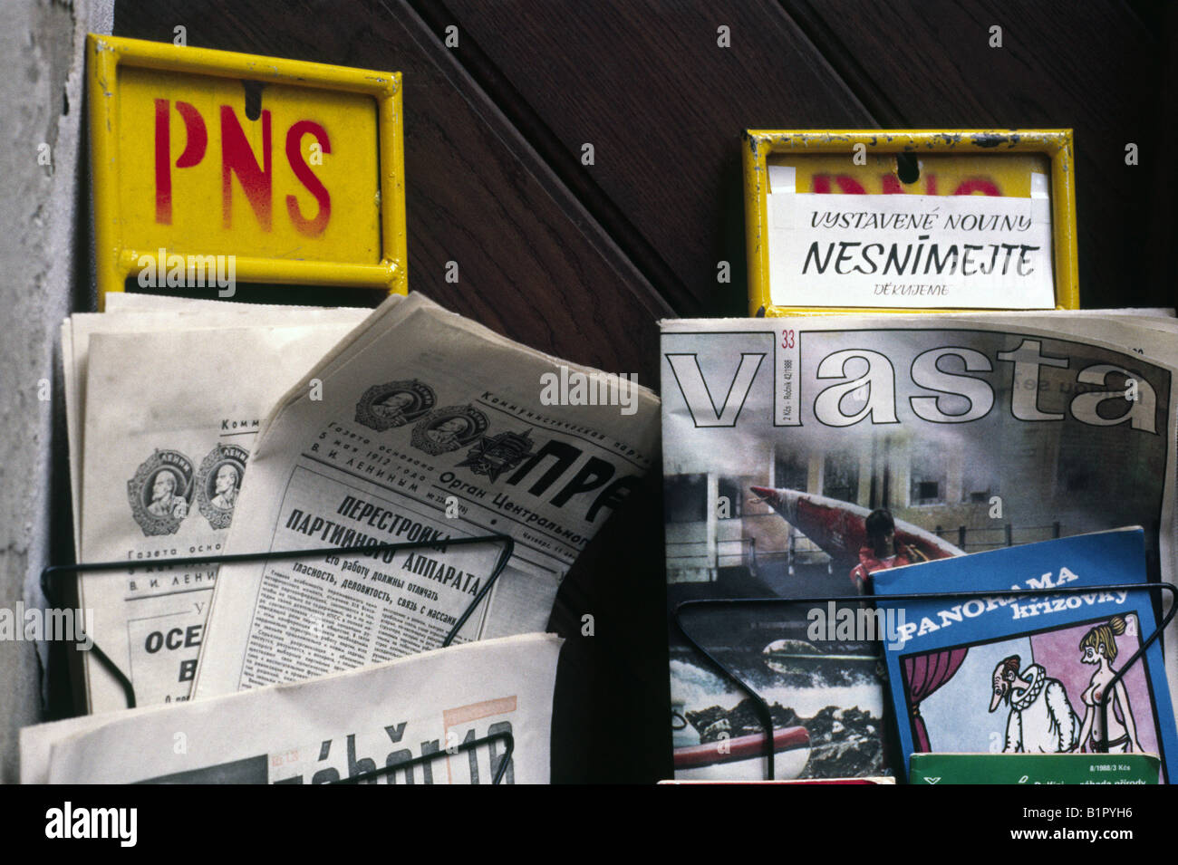 Vieux journal communiste de l'Union soviétique et la Tchécoslovaquie 1988 prises à Prague République Tchèque Banque D'Images