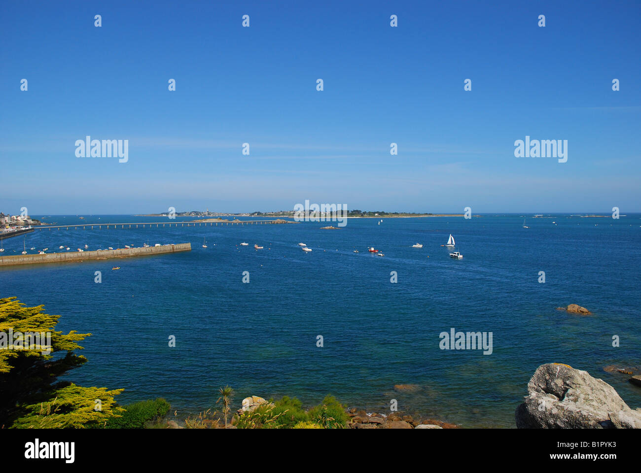 Vu de l'île de Batz Roscoff avec quai lors de l'eau élevé Banque D'Images