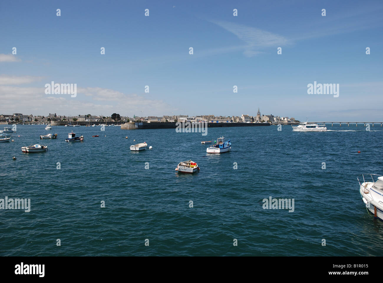 Le port de ferry de Roscoff qui est de retour de l'île de Batz avec les passagers Banque D'Images