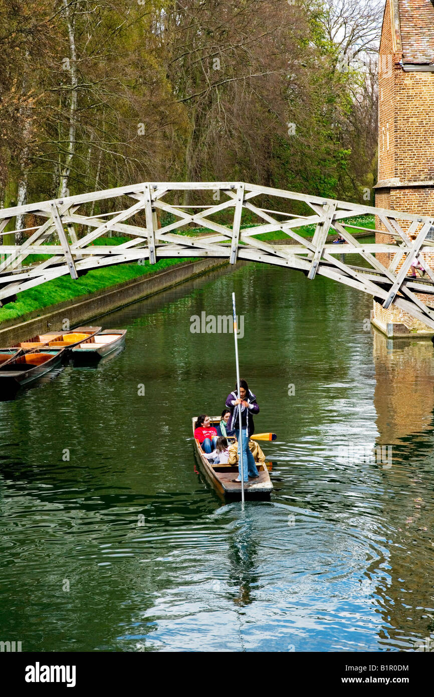 Jeune femme, jeune fille, et ses amis sous le pont mathématique en barque sur la rivière Cam à Queen's College, Cambridge, Royaume-Uni Banque D'Images