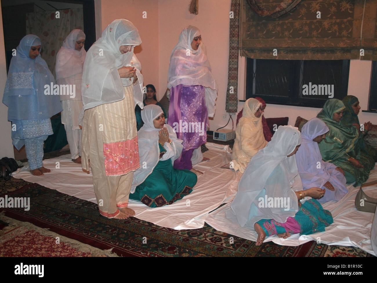 Les femmes musulmanes prient ensemble dans une maison à l'occasion de Moulid Al Nabi les prophètes ( PSL ) anniversaire , Inde Banque D'Images