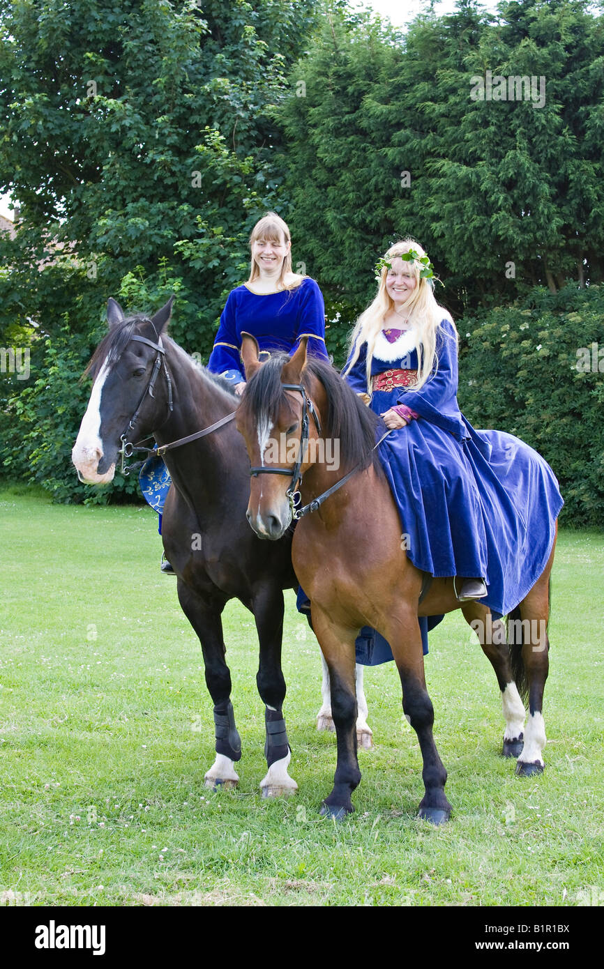 Dames en costume médiéval de l'équitation, Sussex, Angleterre Banque D'Images