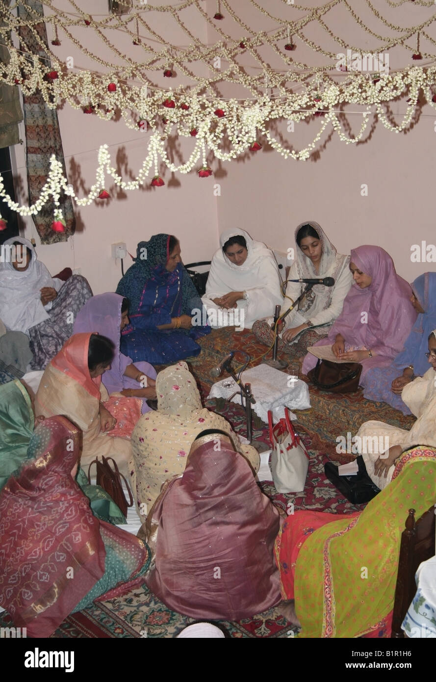 Les femmes musulmanes de lire le Coran dans un foyer à l'occasion de Moulid Al Nabi les prophètes ( PSL ) anniversaire , Inde Banque D'Images