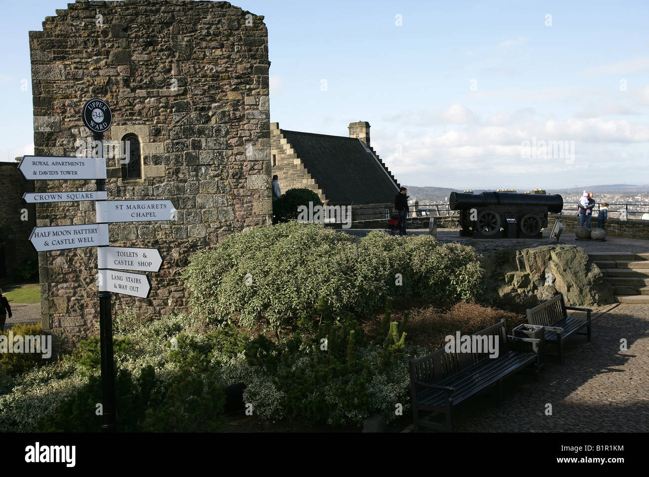 Ville d'Édimbourg, Écosse. Le Château d'édimbourg avec un touriste, direction St Margaret's Chapel et Mons Meg Cannon. Banque D'Images