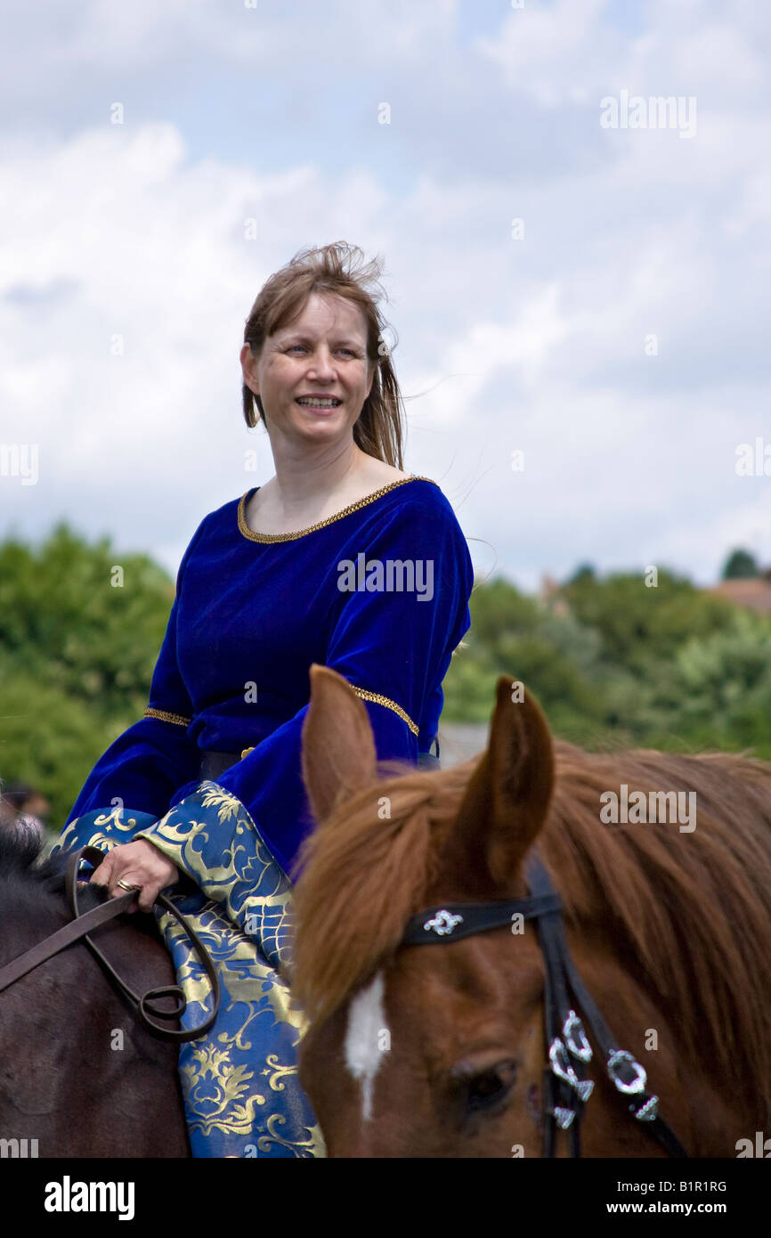 Dame en costume médiéval à cheval, Sussex, Angleterre Banque D'Images
