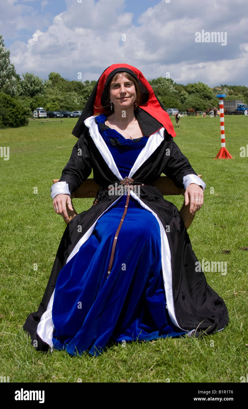 Dame en costume médiéval, Sussex, Angleterre Banque D'Images